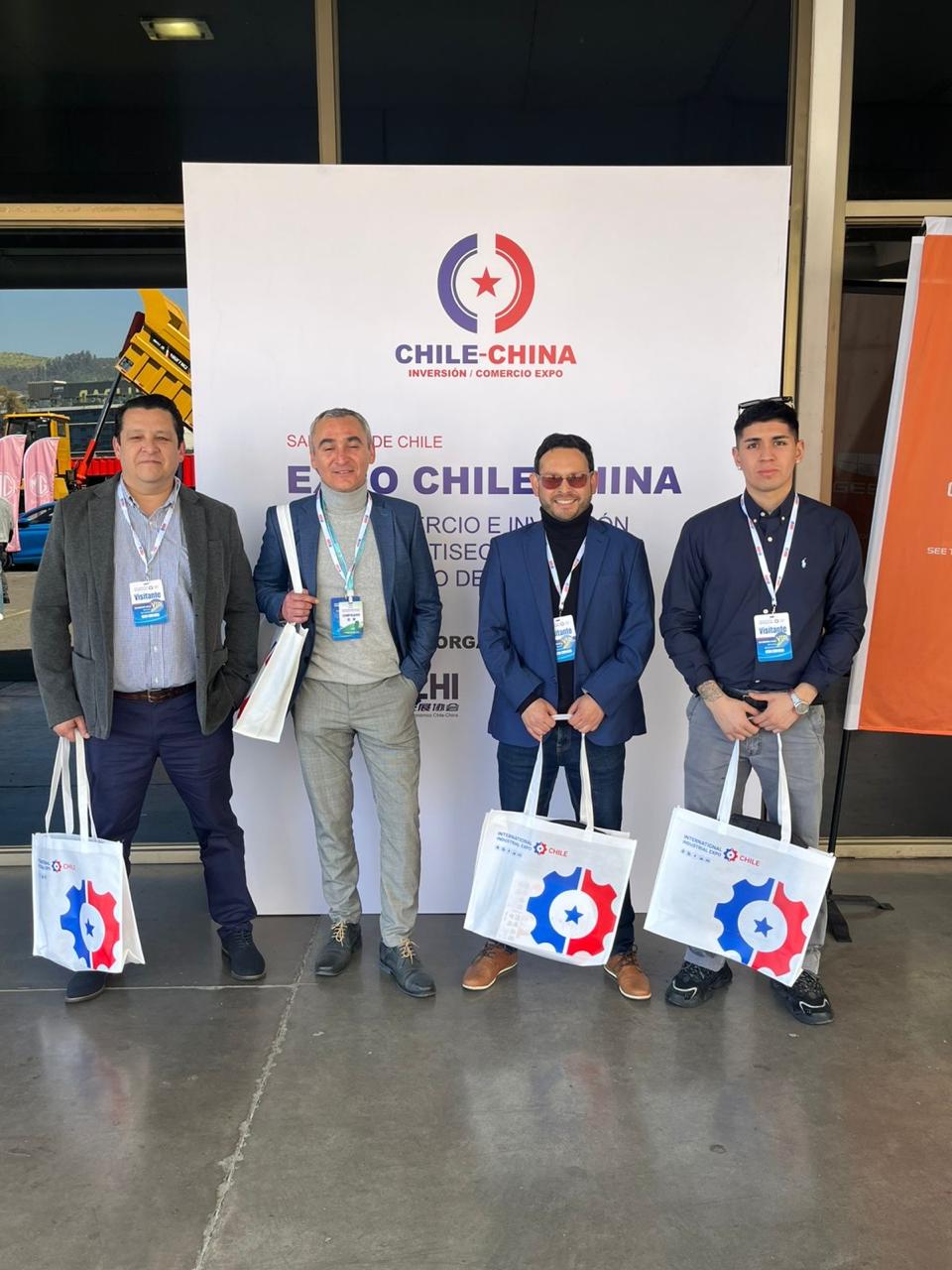 Equipo de Harcargo frente al panel oficial de Expo Chile–China