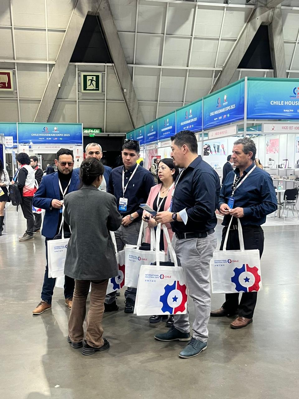 Representantes de Harcargo conversando con participantes de la exposición